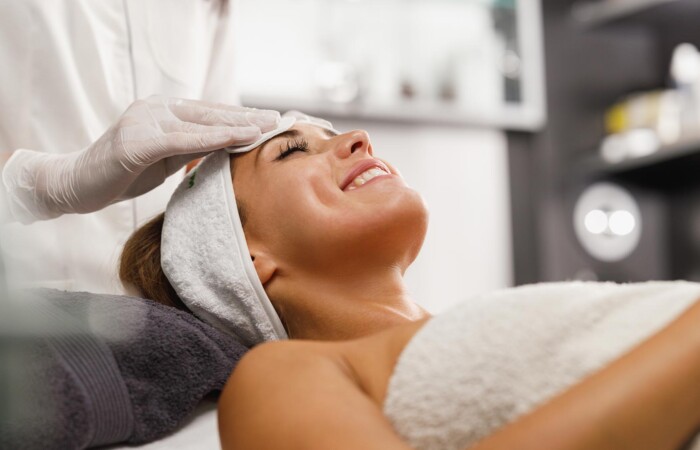 Erleben Sie die perfekte Kombination aus Diamant-Mikrodermabrasion und JetPeel Duo mit LED-Lichttherapie